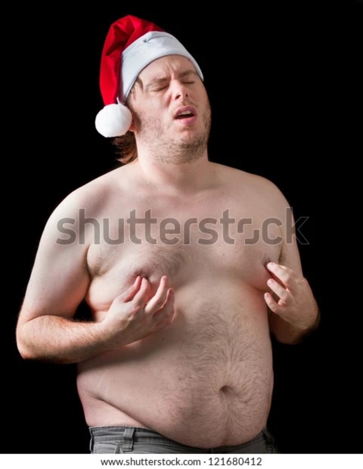 Een man met kerstmuts op een zwarte achtergrond