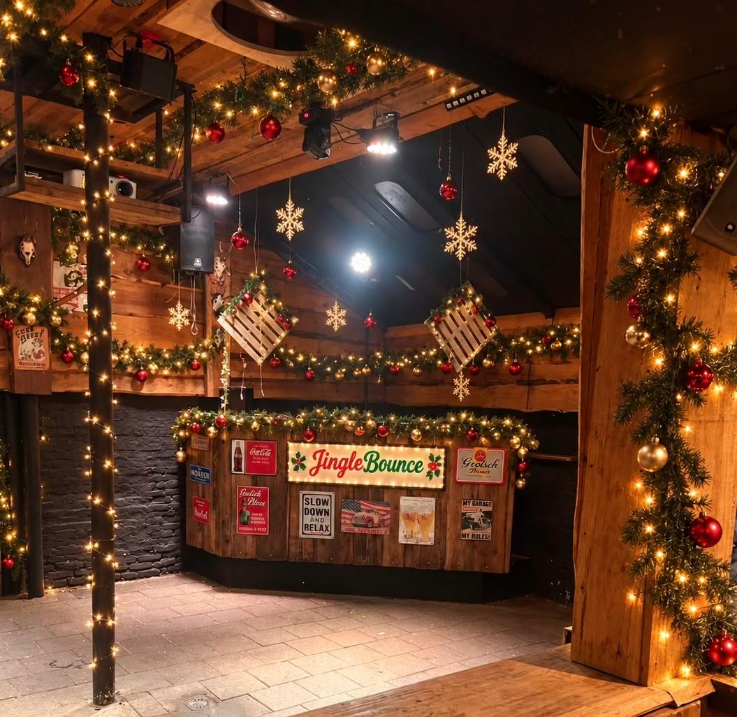 De houten bar in de kerstversierde keet, met lichtjes, slingers en het Jingle Bounce-bord